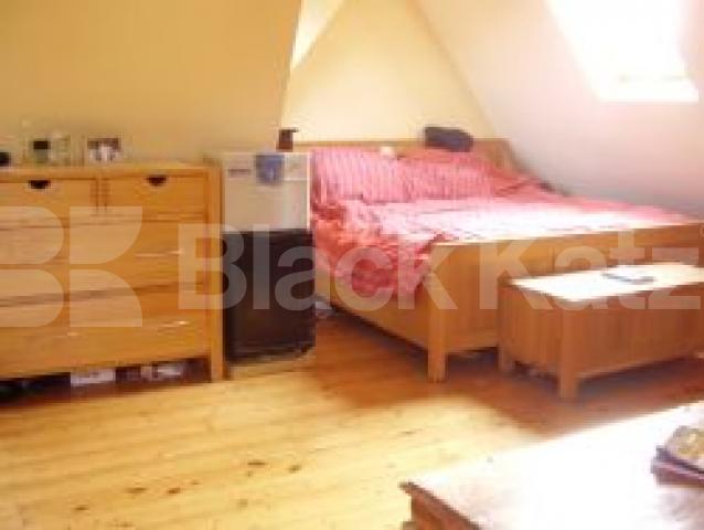 			VIEWINGS RECOMMENDED, 5 Bedroom, 1 bath, 1 reception Flat			 Arvon Road, HIGHBURY FIELDS N5