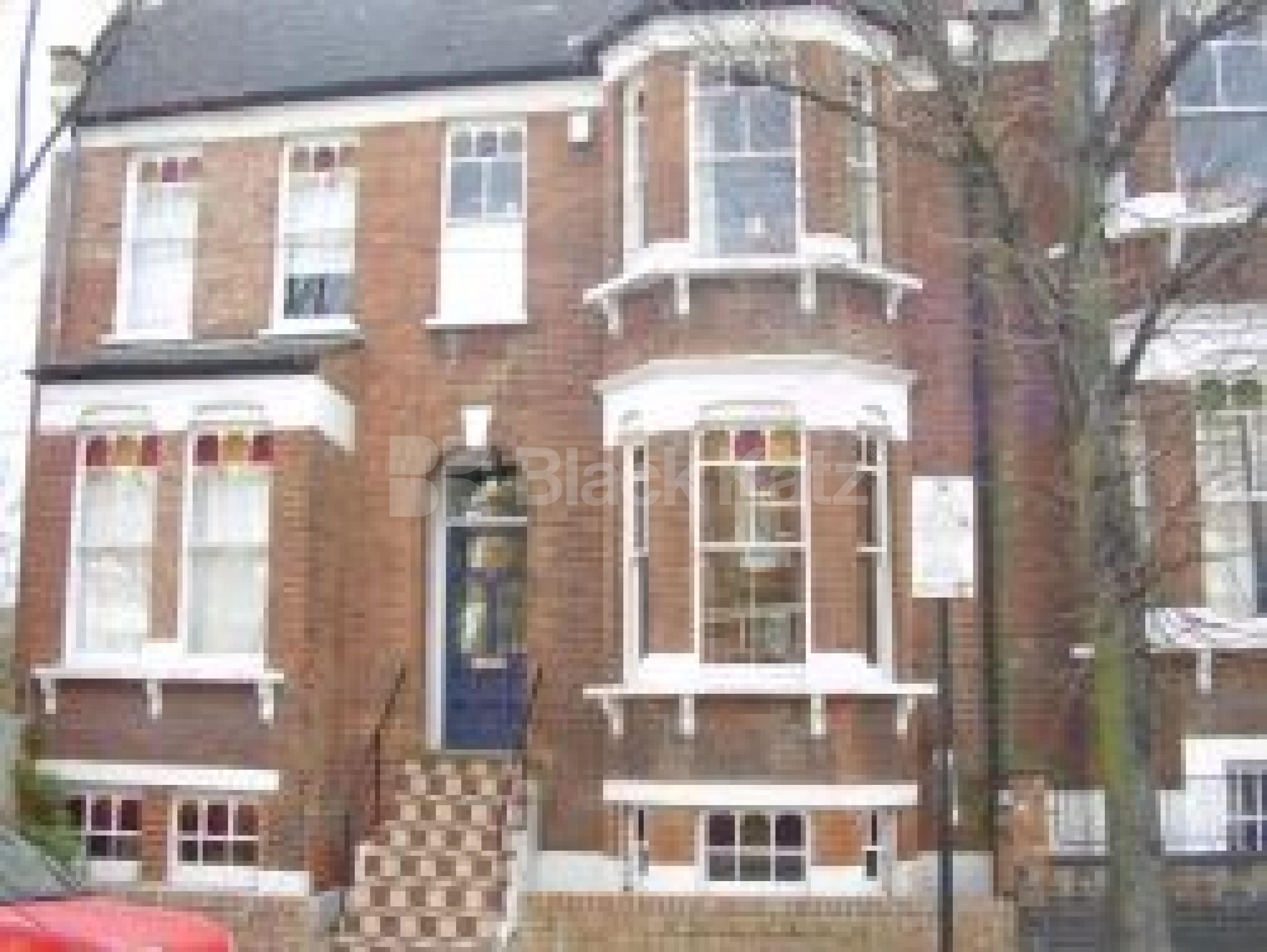 			VIEWINGS RECOMMENDED, 5 Bedroom, 1 bath, 1 reception Flat			 Arvon Road, HIGHBURY FIELDS N5 N5