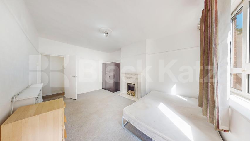Spacious three bed with good size lounge in St Johns Wood Boundary Road, St Johns Wood