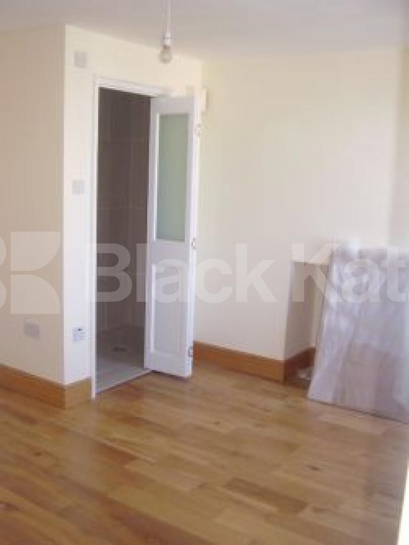 			2 Bedroom, 1 bath, 1 reception Flat			 Penton Road, ANGEL N1