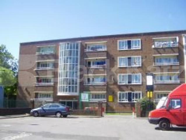 			4 Bedroom, 1 bath, 1 reception Flat			 Sparshott Road, ARCHWAY N19