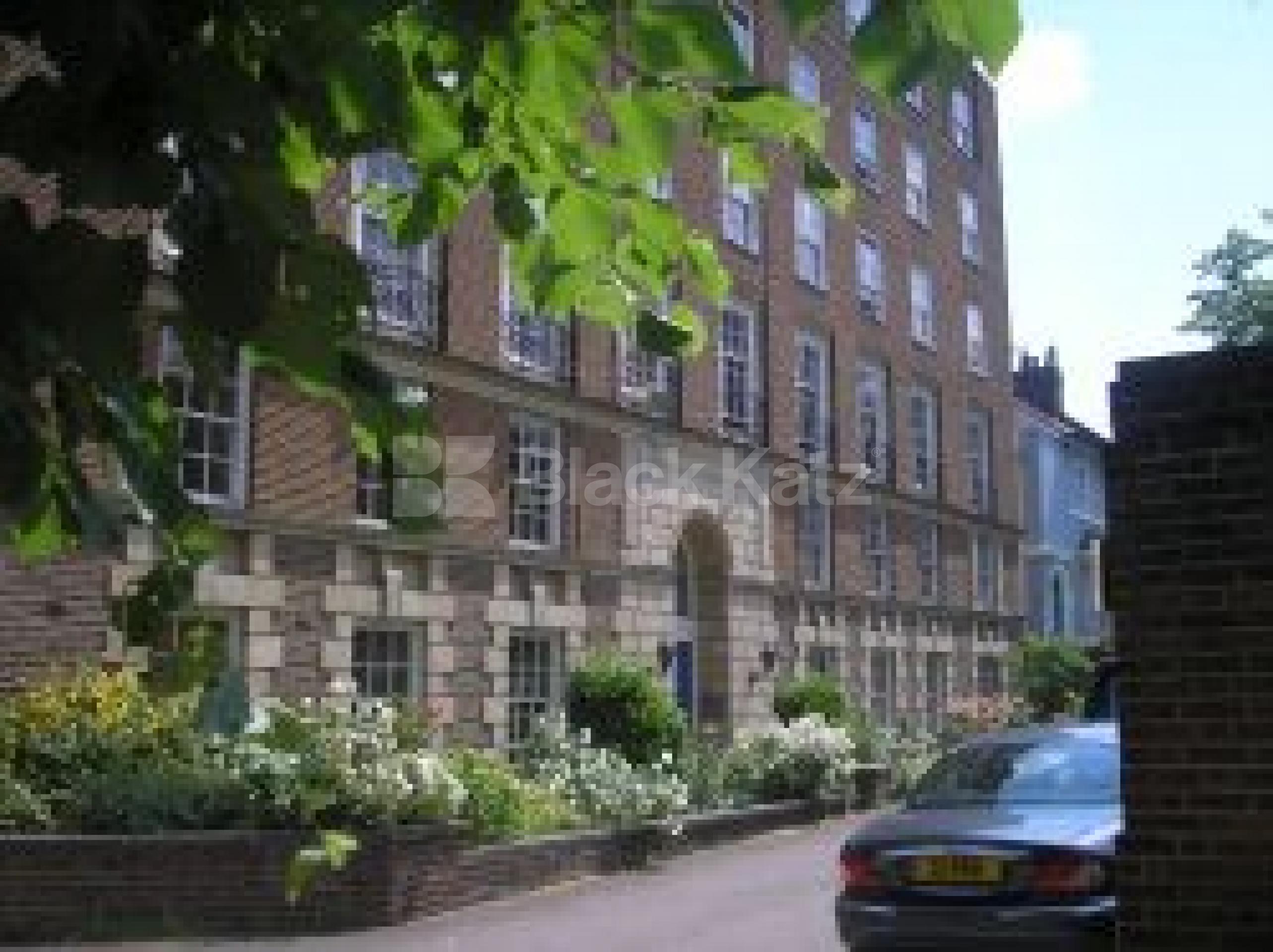 			4 Bedroom, 1 bath, 1 reception Flat			 Abbey Road, ST JOHNS WOOD NW8 nw8