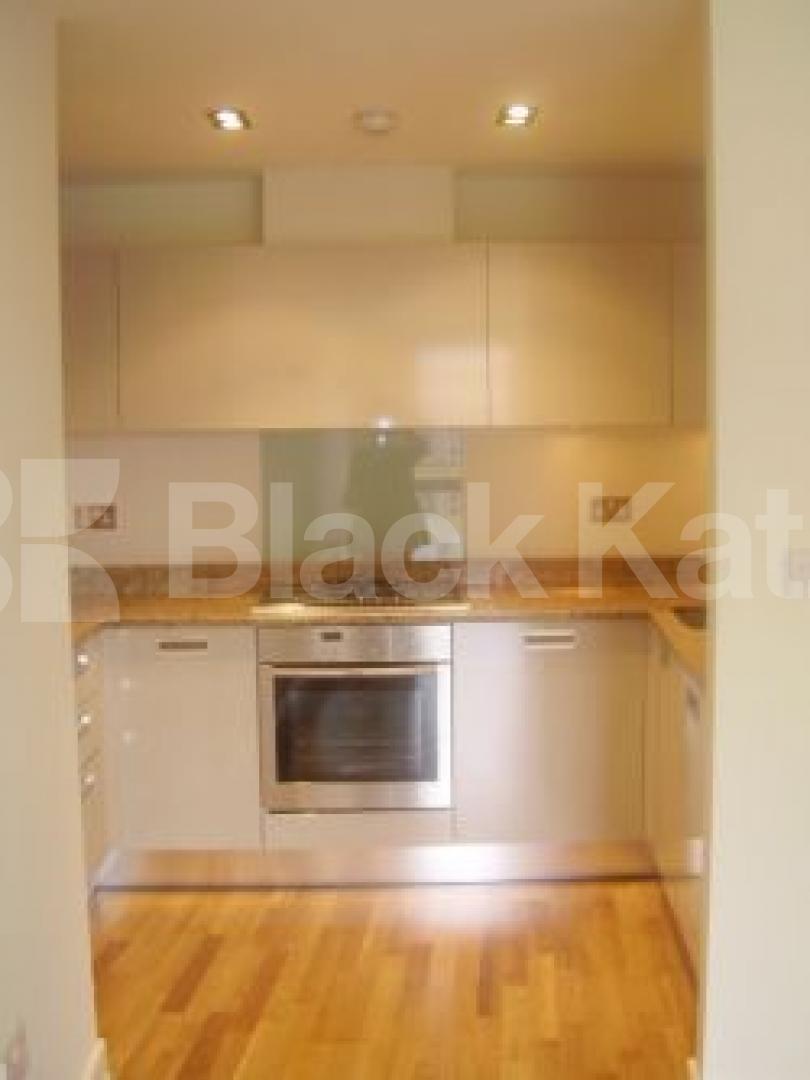 			MUST SEE, 2 Bedroom, 1 bath, 1 reception Flat			 Enfield Road, DE BEAUVOIR