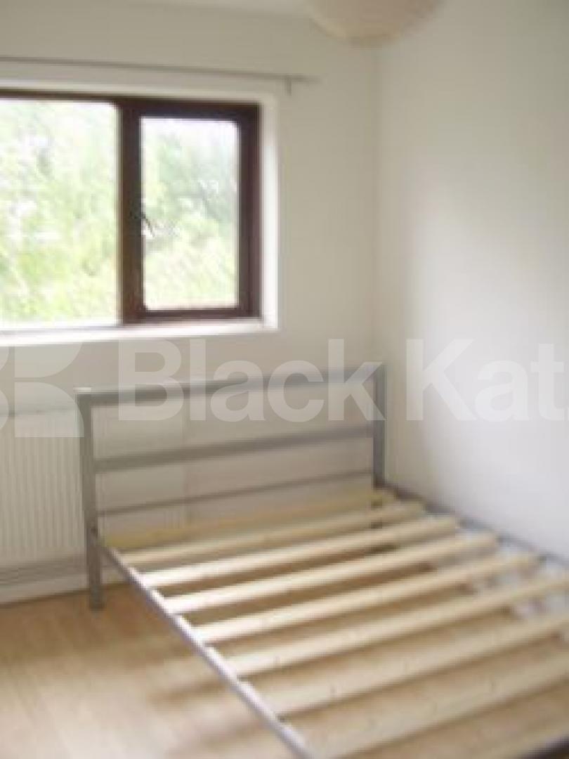 			NEW INSTRUCTION, 3 Bedroom, 1 bath, 1 reception Flat			 Shaftesbury Road, OLD STREET N1