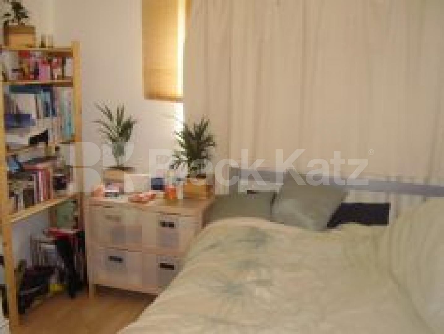 			NEW INSTRUCTION, 3 Bedroom, 1 bath, 1 reception Flat			 Shaftesbury Road, OLD STREET N1