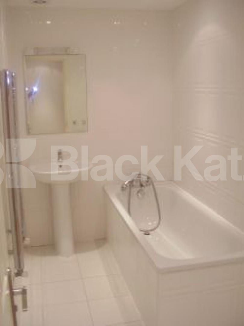 			HIGHLY RECCOMENDED!!!!!!, 2 Bedroom, 1 bath, 1 reception Flat			 Southgate road, De beauvour town/Islington