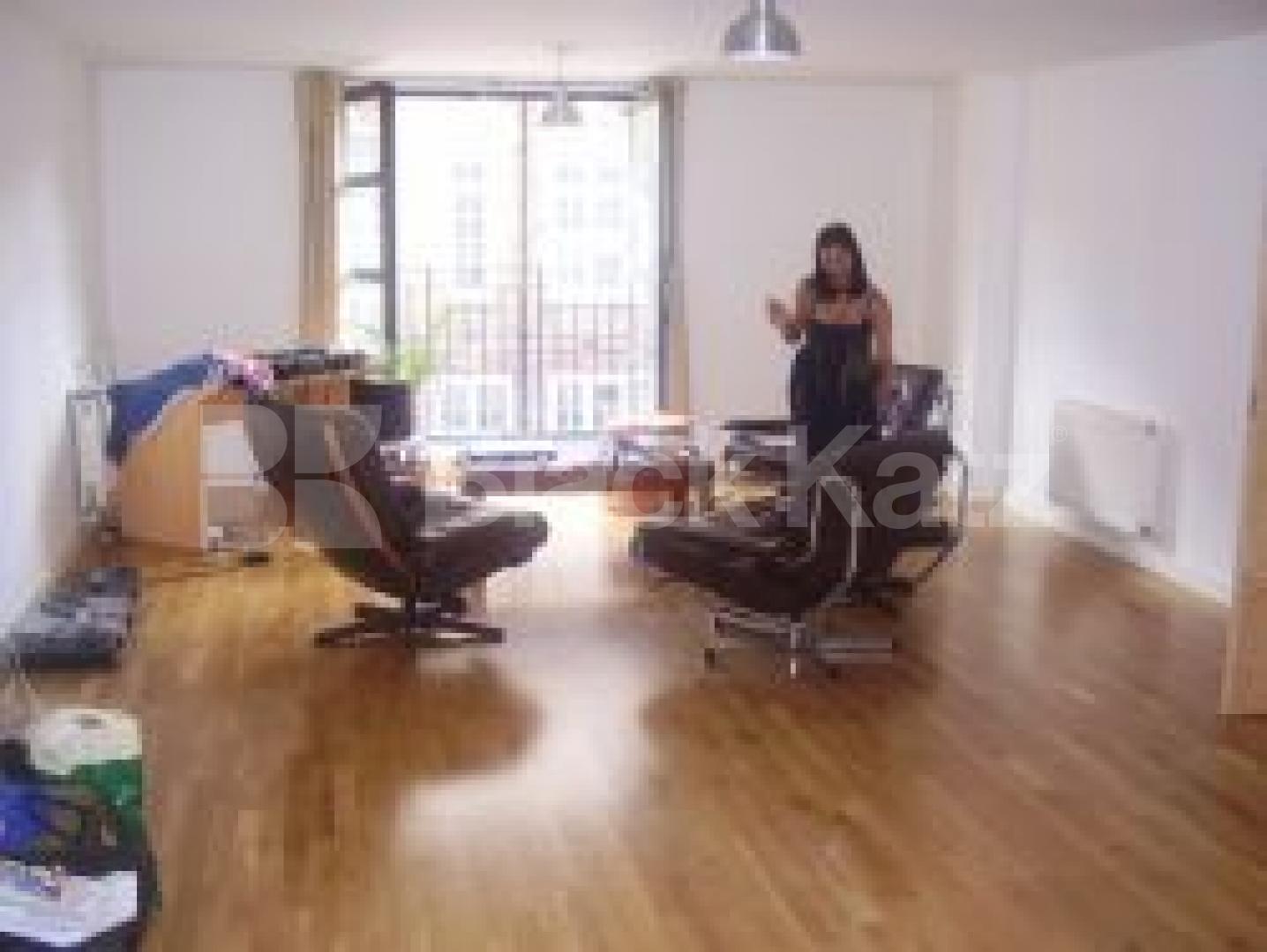 			Amazing!!! Must see!!! Get a viewing NOW!!!!!!!, 1 Bedroom, 1 bath, 1 reception Flat			 Batemans Row, Shoreditch / Liverpool st.