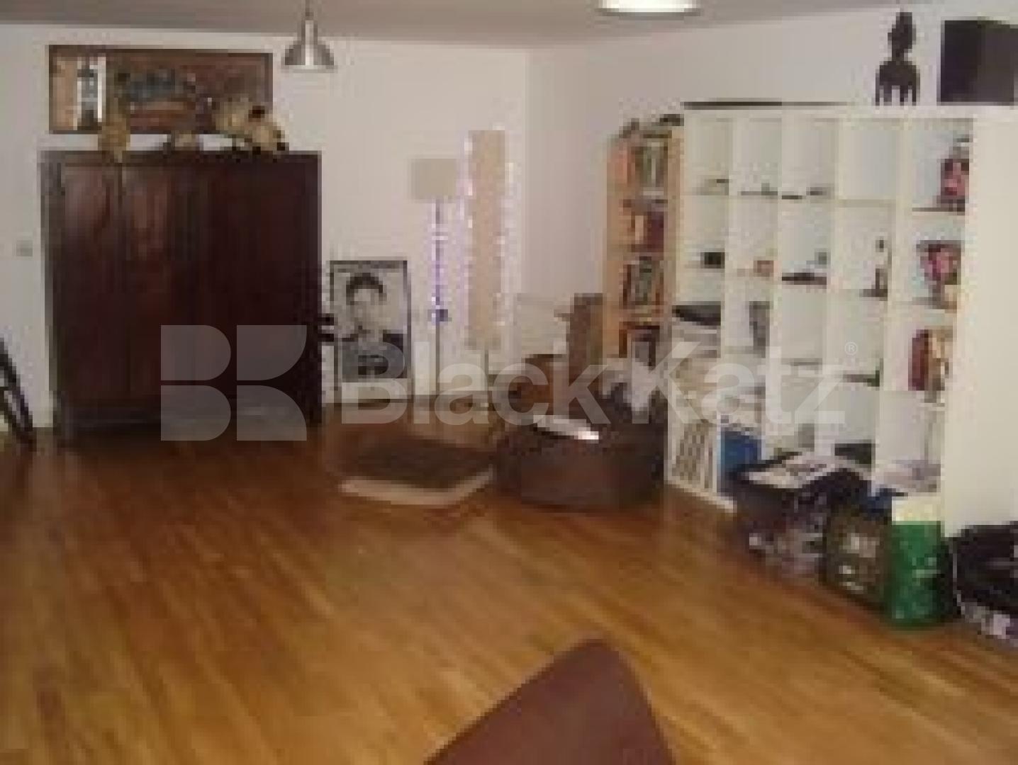 			Amazing!!! Must see!!! Get a viewing NOW!!!!!!!, 1 Bedroom, 1 bath, 1 reception Flat			 Batemans Row, Shoreditch / Liverpool st.