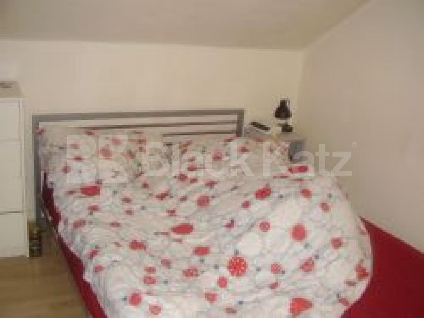 			3 Bedroom, 1 bath, 1 reception Flat			 Offord Road, BARNSBURY/ISLINGTON N1