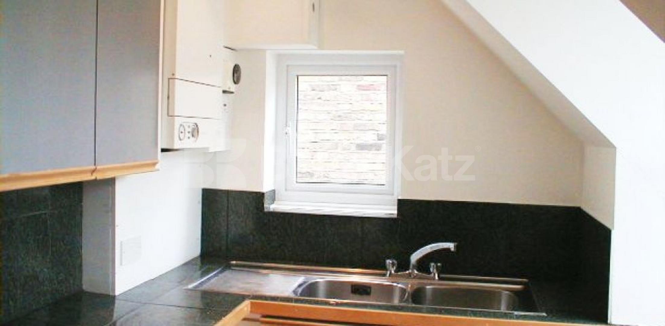 			- ONLY 3 WEEKS DEPOSIT REQUIRED -, 2 Bedroom, 1 bath, 1 reception Flat			 Chiswick High Road, Chiswick/Turnham Green