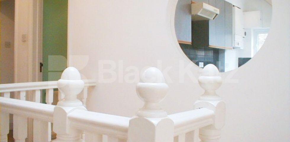 			- ONLY 3 WEEKS DEPOSIT REQUIRED -, 2 Bedroom, 1 bath, 1 reception Flat			 Chiswick High Road, Chiswick/Turnham Green