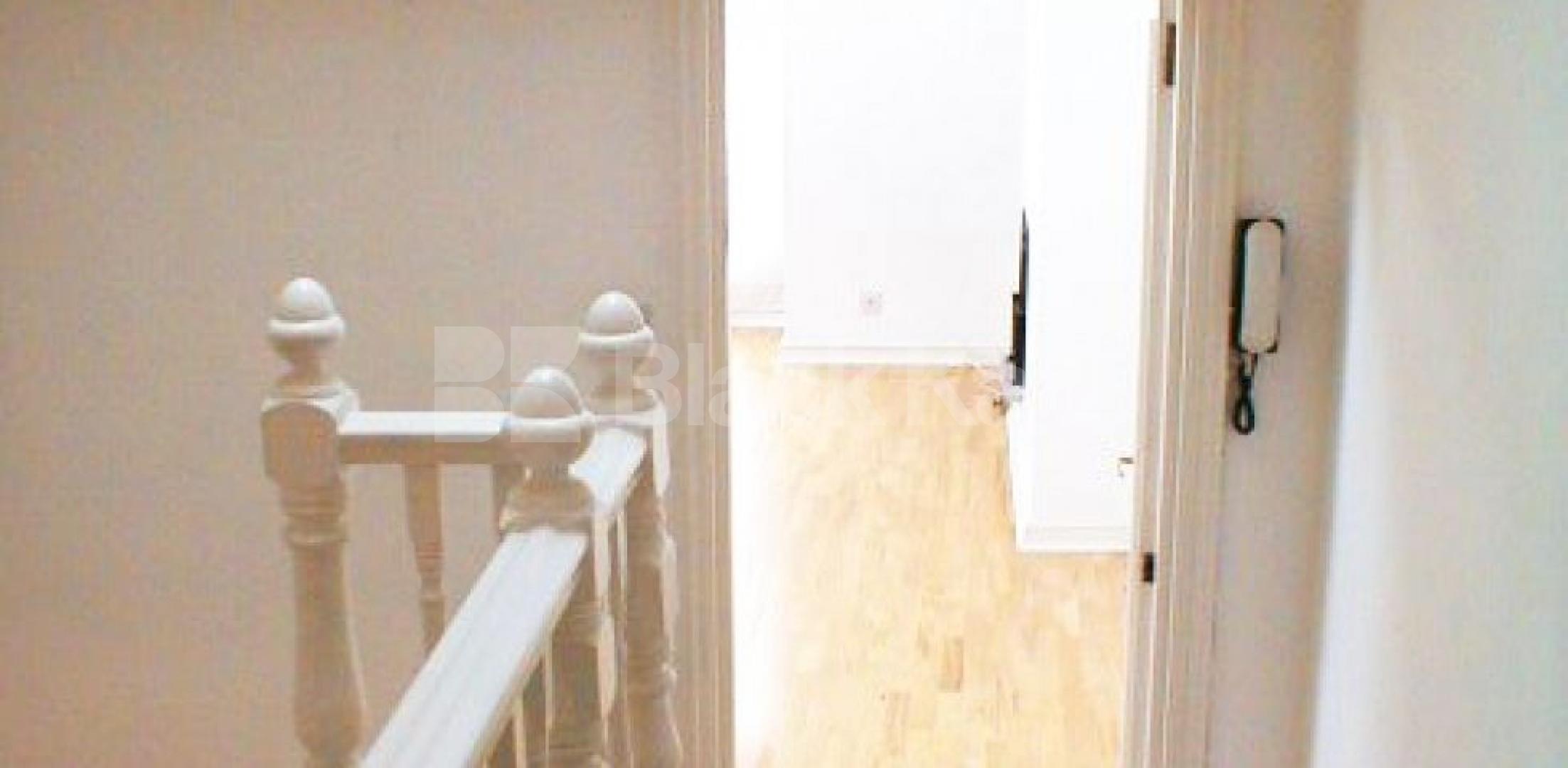 			- ONLY 3 WEEKS DEPOSIT REQUIRED -, 2 Bedroom, 1 bath, 1 reception Flat			 Chiswick High Road, Chiswick/Turnham Green