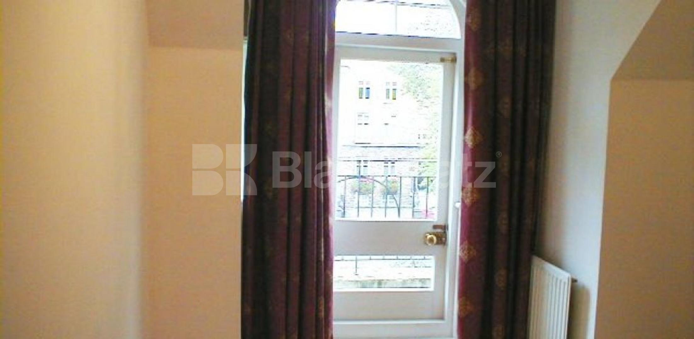 			- ONLY 3 WEEKS DEPOSIT REQUIRED -, 2 Bedroom, 1 bath, 1 reception Flat			 Chiswick High Road, Chiswick/Turnham Green