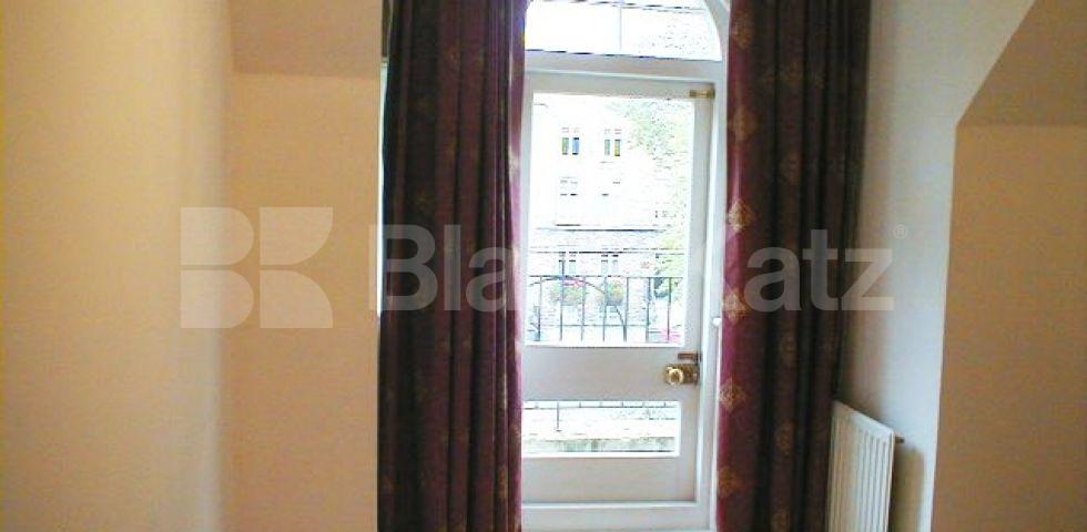 			- ONLY 3 WEEKS DEPOSIT REQUIRED -, 2 Bedroom, 1 bath, 1 reception Flat			 Chiswick High Road, Chiswick/Turnham Green