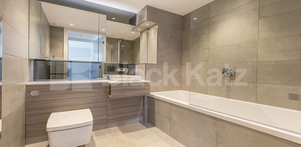 			New Instruction! Private balcony! , 2 Bedroom, 1 bath, 1 reception Apartment			 Smithfield Square , Crouch End / Hornsey