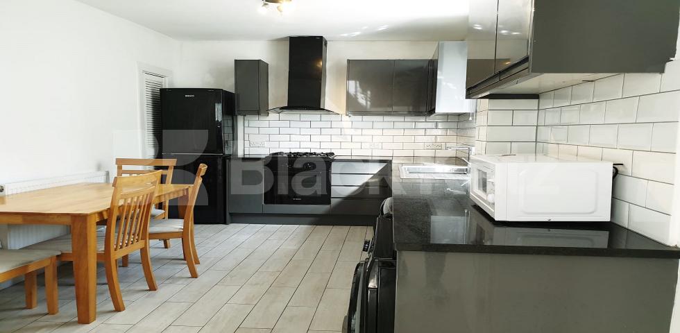 			LET , 3 Bedroom, 1 bath, 1 reception Apartment			 East Indian Dock Road, Poplar 