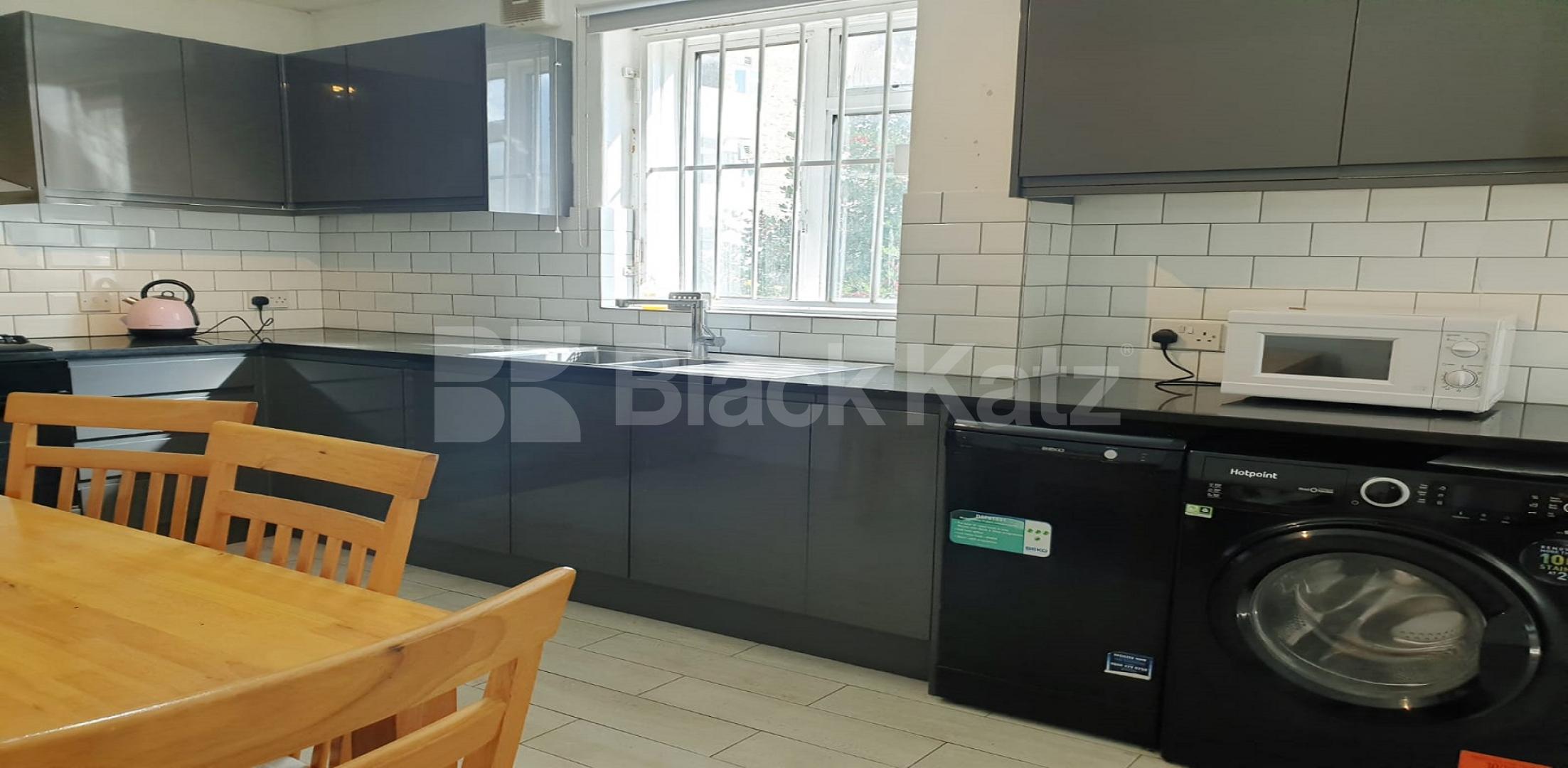 			LET , 3 Bedroom, 1 bath, 1 reception Apartment			 East Indian Dock Road, Poplar 