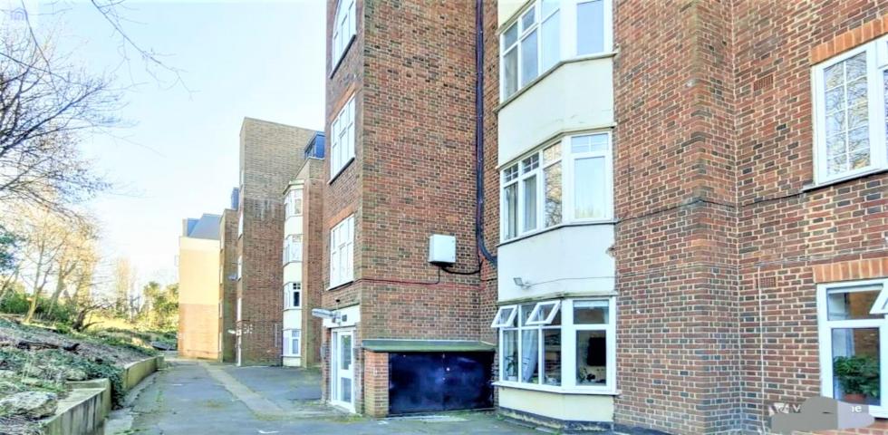 			3 Bedroom, 1 bath, 1 reception Flat			 Finchley Road, Hampstead