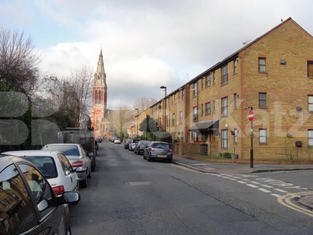 			UNDER OFFER , 5 Bedroom, 1 bath, 1 reception End Terraced House			 Patmos Road, Oval