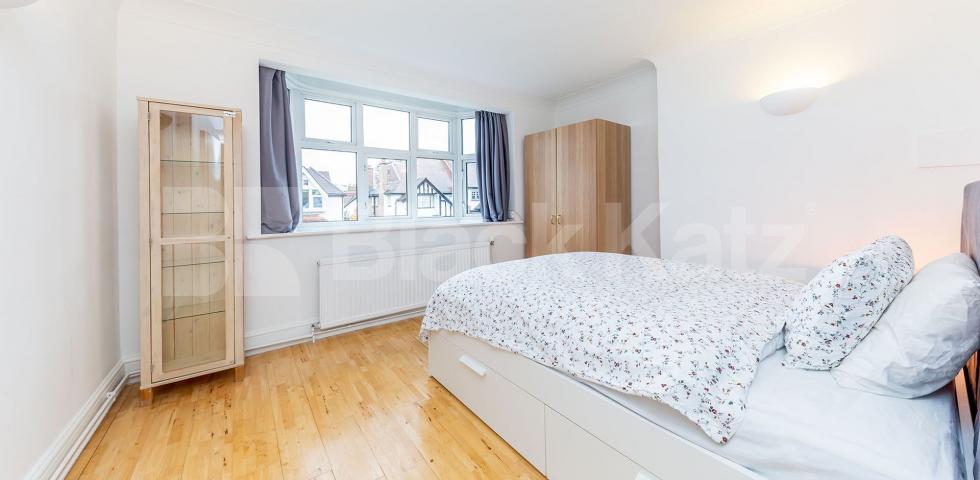 Spacious two bed with some lovely period features including some bills  Montenotte Road, Crouch End / Highgate