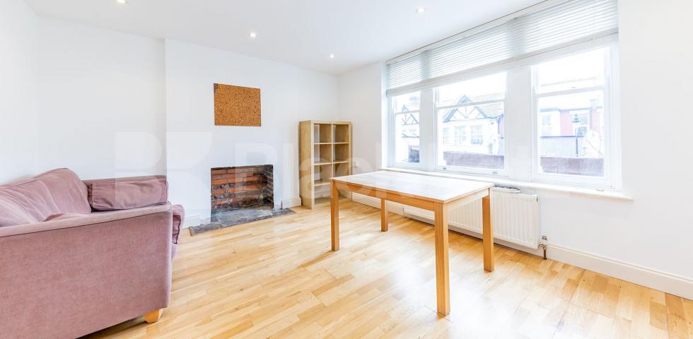 			Fantastic 2 bedroom apartment with terrace close to the tube and shops!, 2 Bedroom, 1 bath, 1 reception Apartment			 Myddleton Road, Bounds Green 