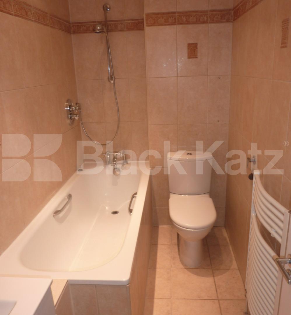 			MODERN ONE BED WITH ROOF TERRACE!, 1 Bedroom, 1 bath, 1 reception Flat			 Tollington Way, HOLLOWAY