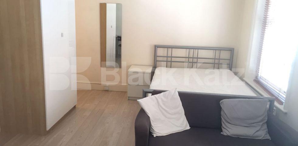 			RENT INCLUDES GAS, ELECTRIC, & WATER RATES!, Studio Apartment, 1 bath, 1 reception Studio			 Abingdon Road, HIGH STREET KENSINGTON