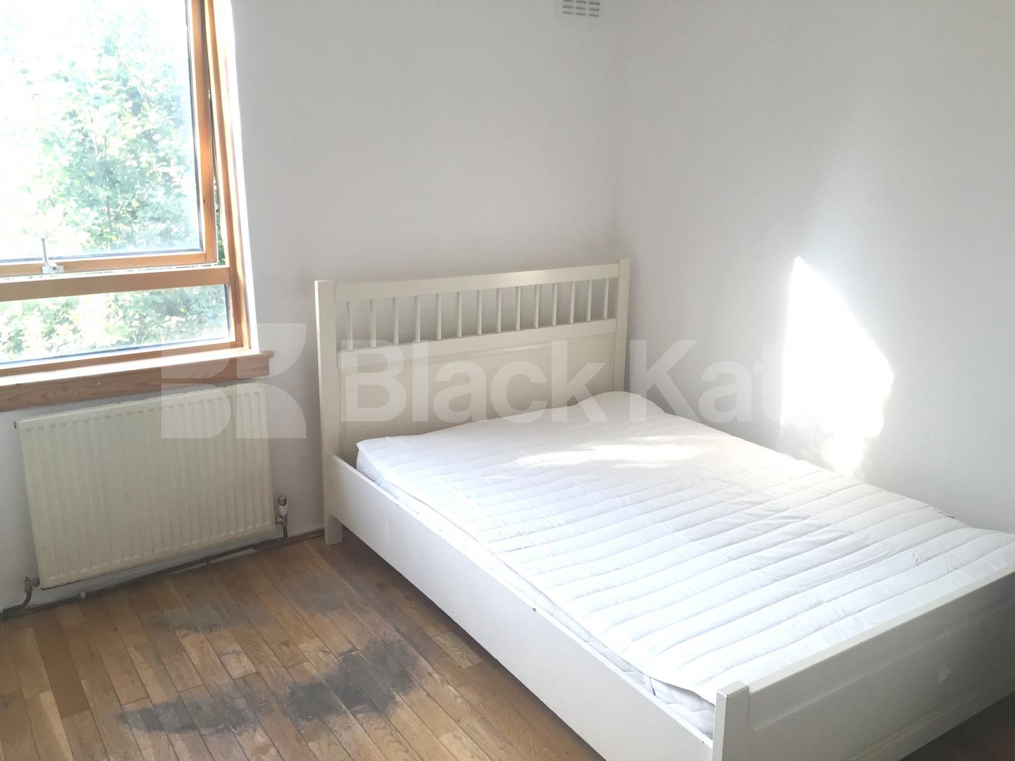 			IDEAL FOR 4 SHARERS!, 3 Bedroom, 1 bath, 1 reception Flat			 Camden Street, CAMDEN