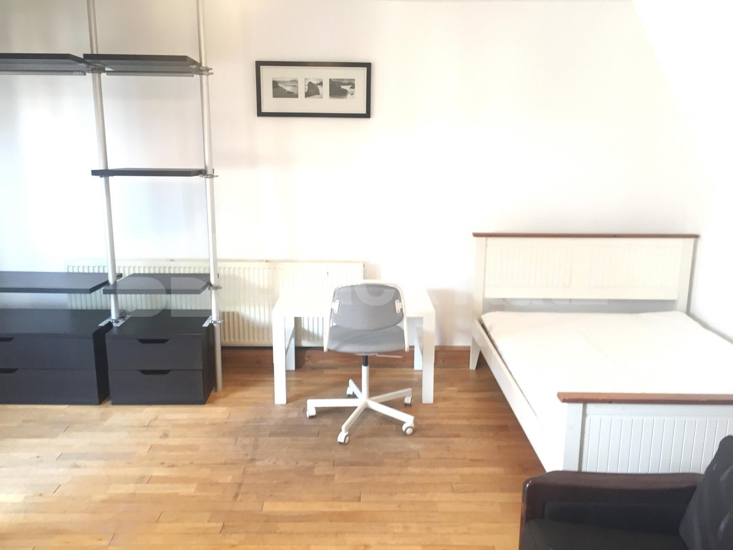 			IDEAL FOR 4 SHARERS!, 3 Bedroom, 1 bath, 1 reception Flat			 Camden Street, CAMDEN