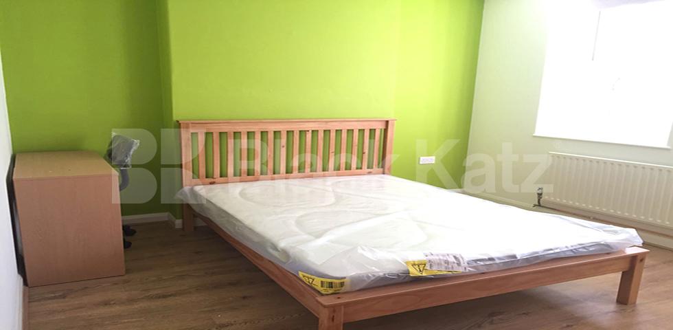 			LARGE 4/5 BED IN ZONE 1!, 4 Bedroom, 1 bath, 1 reception Flat			 Lloyd Baker Street, KINGS CROSS / RUSSELL SQ