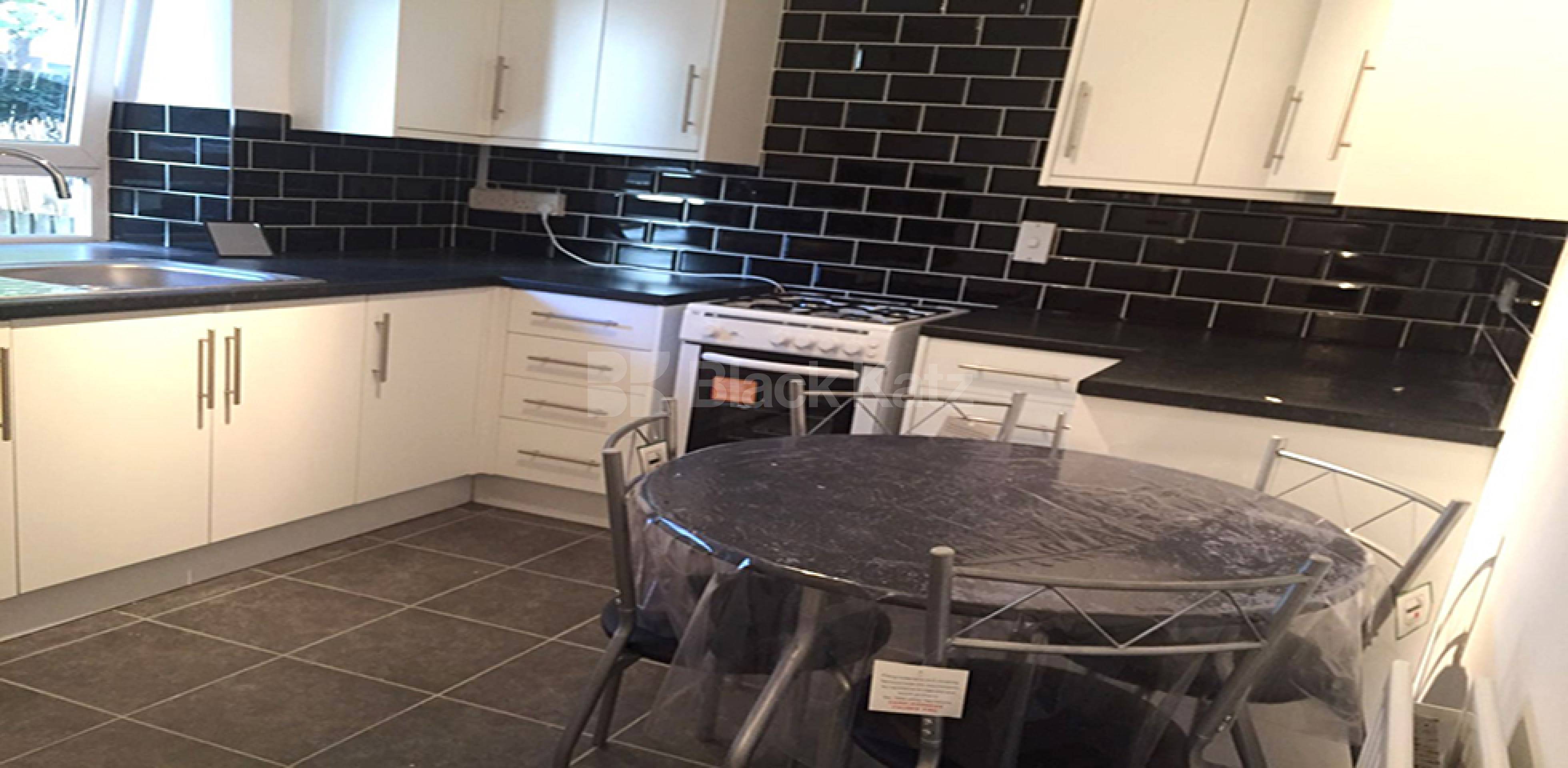 			LARGE 4/5 BED IN ZONE 1!, 4 Bedroom, 1 bath, 1 reception Flat			 Lloyd Baker Street, KINGS CROSS / RUSSELL SQ WC1X