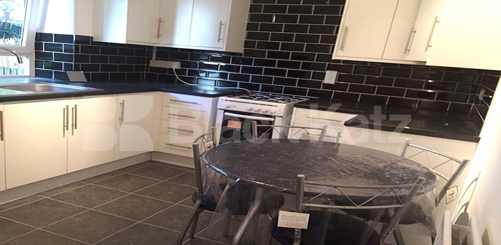 			LARGE 4/5 BED IN ZONE 1!, 4 Bedroom, 1 bath, 1 reception Flat			 Lloyd Baker Street, KINGS CROSS / RUSSELL SQ