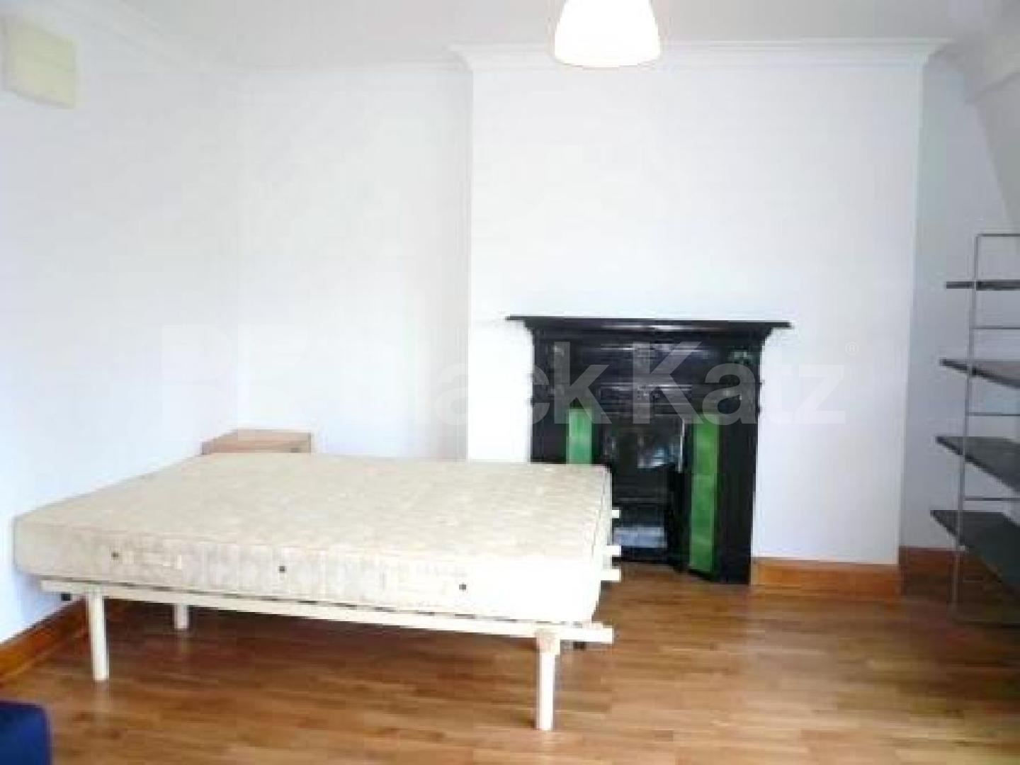 			MINUTES TO BELSIZE PARK TUBE & INC OF GAS & ELEC!, Studio Apartment, 1 bath, 1 reception Studio			 Glenmore Road, BELSIZE PARK 
