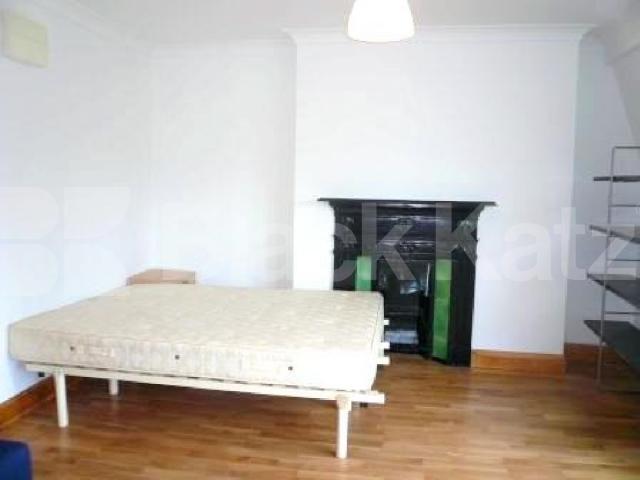 			MINUTES TO BELSIZE PARK TUBE & INC OF GAS & ELEC!, Studio Apartment, 1 bath, 1 reception Studio			 Glenmore Road, BELSIZE PARK 
