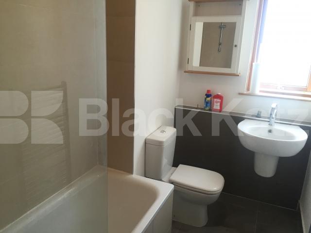 			IDEAL FOR 4 SHARERS!, 3 Bedroom, 1 bath, 1 reception Flat			 Camden Street, CAMDEN