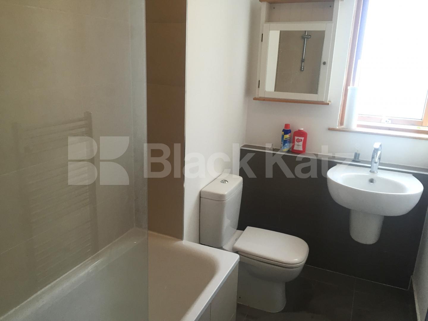 			IDEAL FOR 4 SHARERS!, 4 Bedroom, 1 bath, 1 reception Flat			 Camden Street, CAMDEN