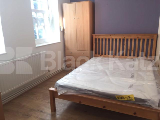 			LARGE 4/5 BED IN ZONE 1!, 5 Bedroom, 1 bath, 1 reception Flat			 Lloyd Baker Street, KINGS CROSS / RUSSELL SQ