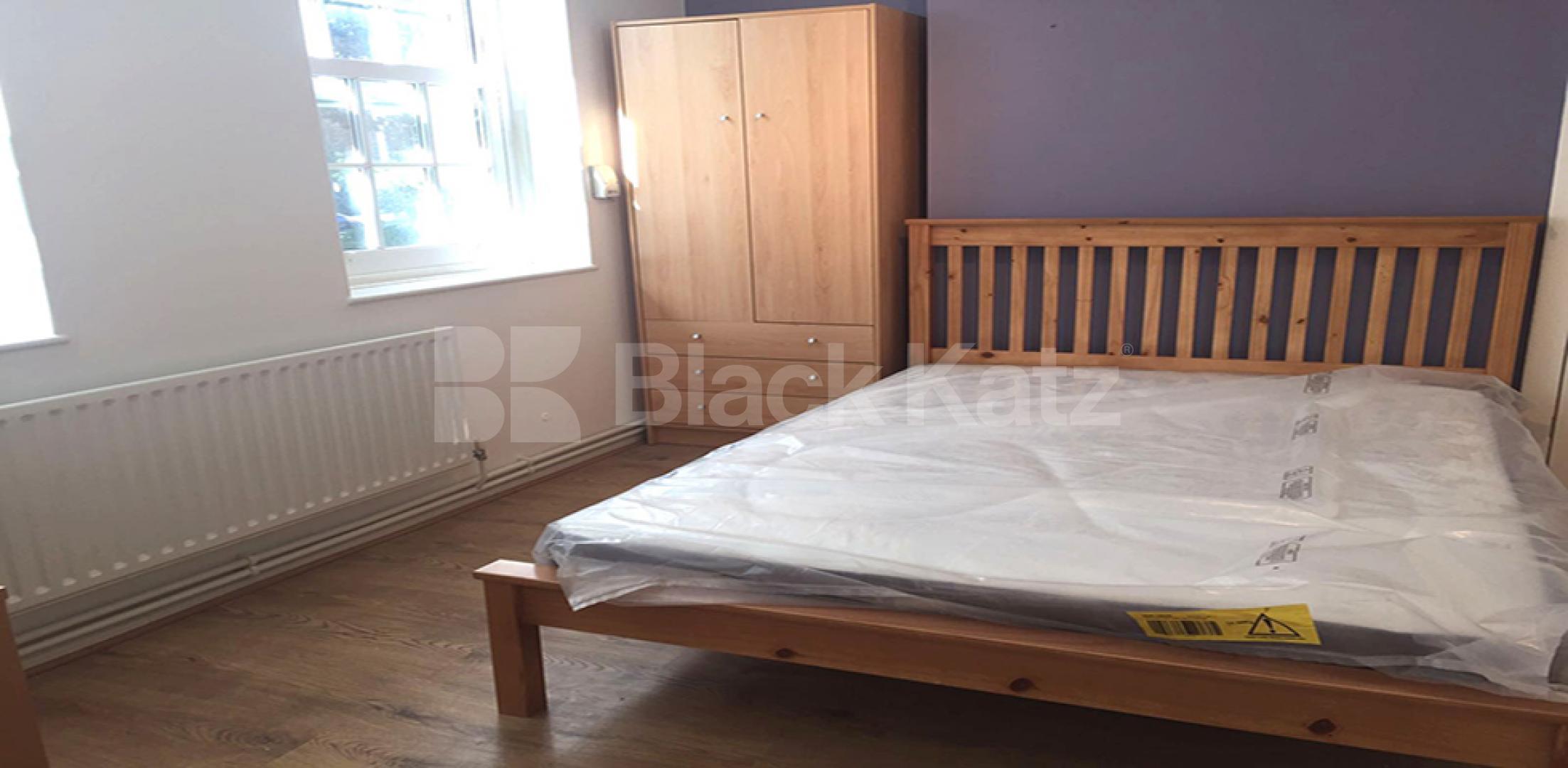 			LARGE 4/5 BED IN ZONE 1!, 4 Bedroom, 1 bath, 1 reception Flat			 Lloyd Baker Street, KINGS CROSS / RUSSELL SQ