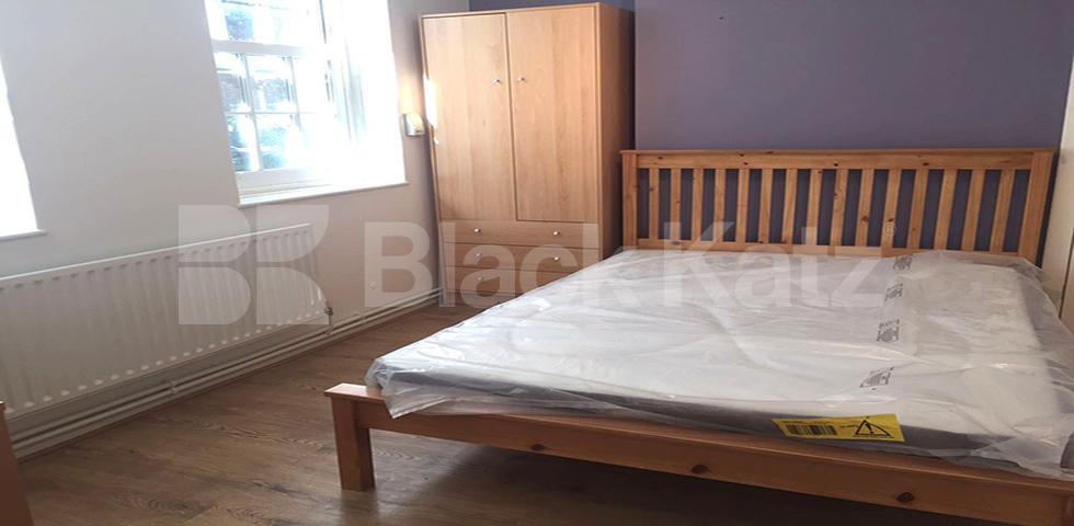 			LARGE 4/5 BED IN ZONE 1!, 4 Bedroom, 1 bath, 1 reception Flat			 Lloyd Baker Street, KINGS CROSS / RUSSELL SQ