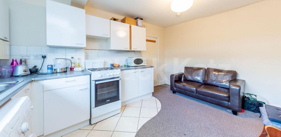 			Includes Gas, electric, water and Council Tax, Studio Apartment, 1 bath, 1 reception Ground Floor Flat			 Whittington Road, Bounds Green / Wood Green