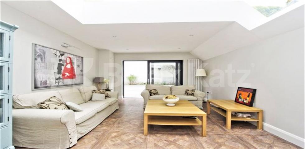			3 Bedroom, 1 bath, 1 reception Apartment			 Chesson Road, WEST KENSINGTON / FULHAM 