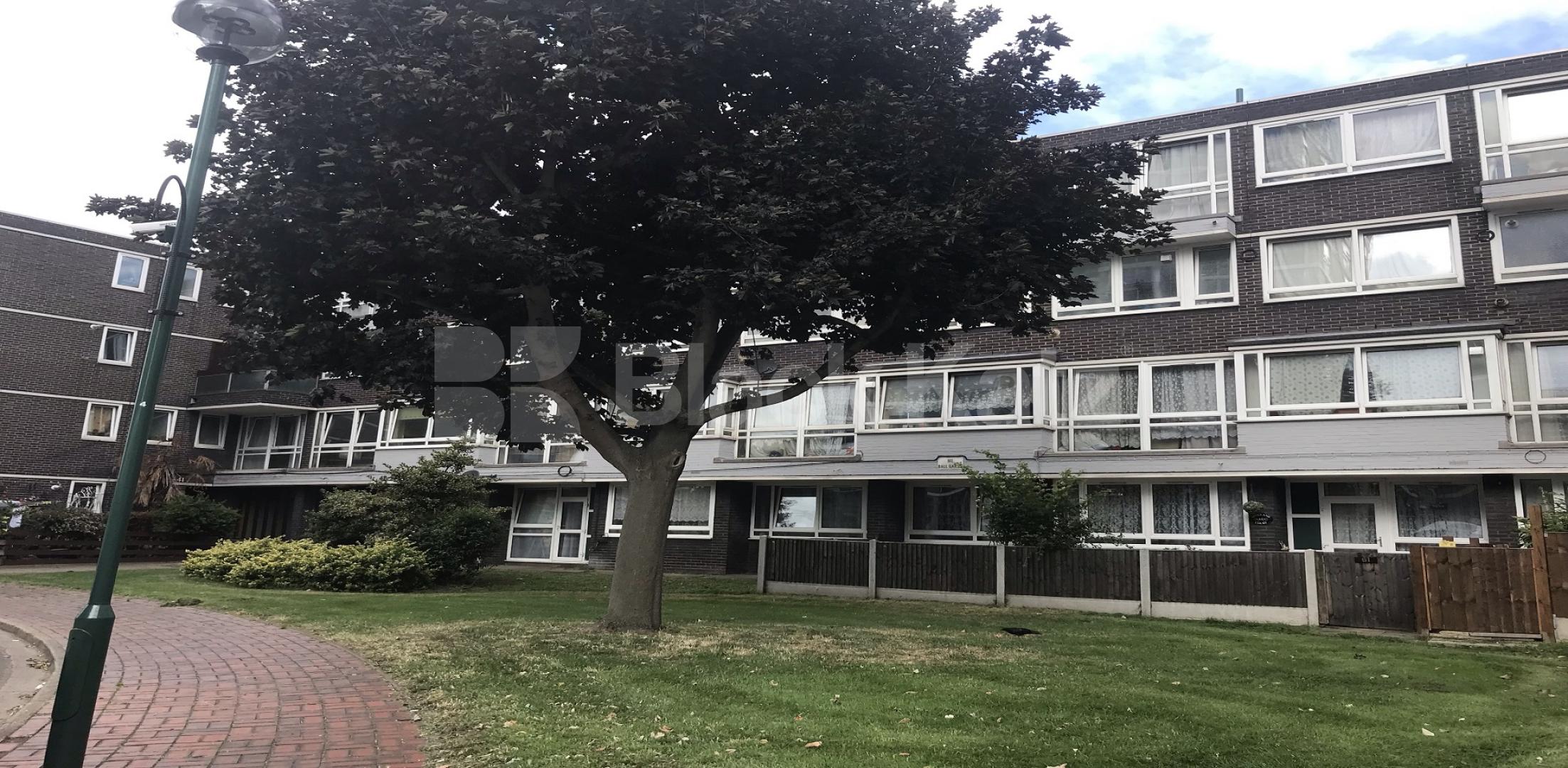 			UNDER OFFER , 3 Bedroom, 1 bath, 1 reception Flat			 Longland Court, Rolls Road, SE1