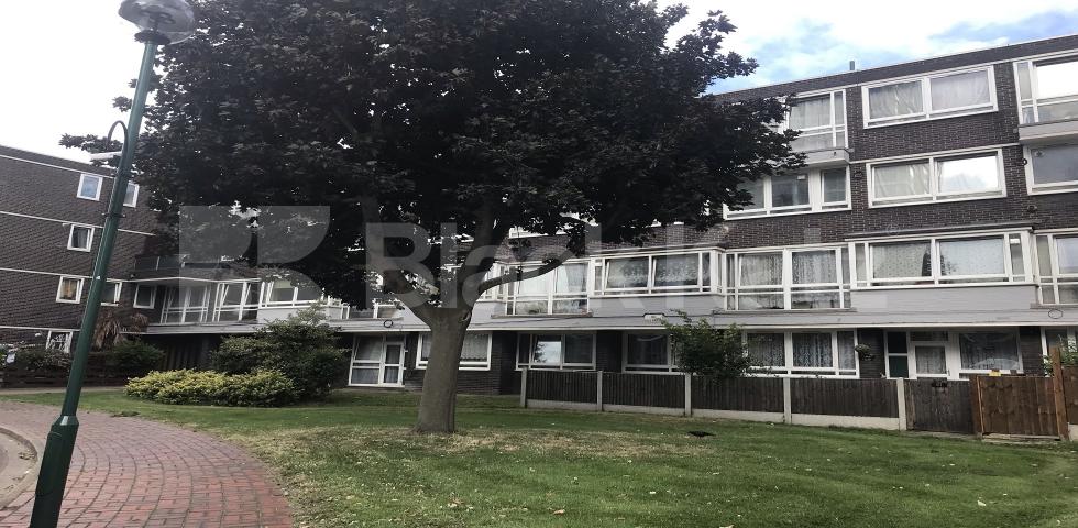 			UNDER OFFER , 3 Bedroom, 1 bath, 1 reception Flat			 Longland Court, Rolls Road, SE1