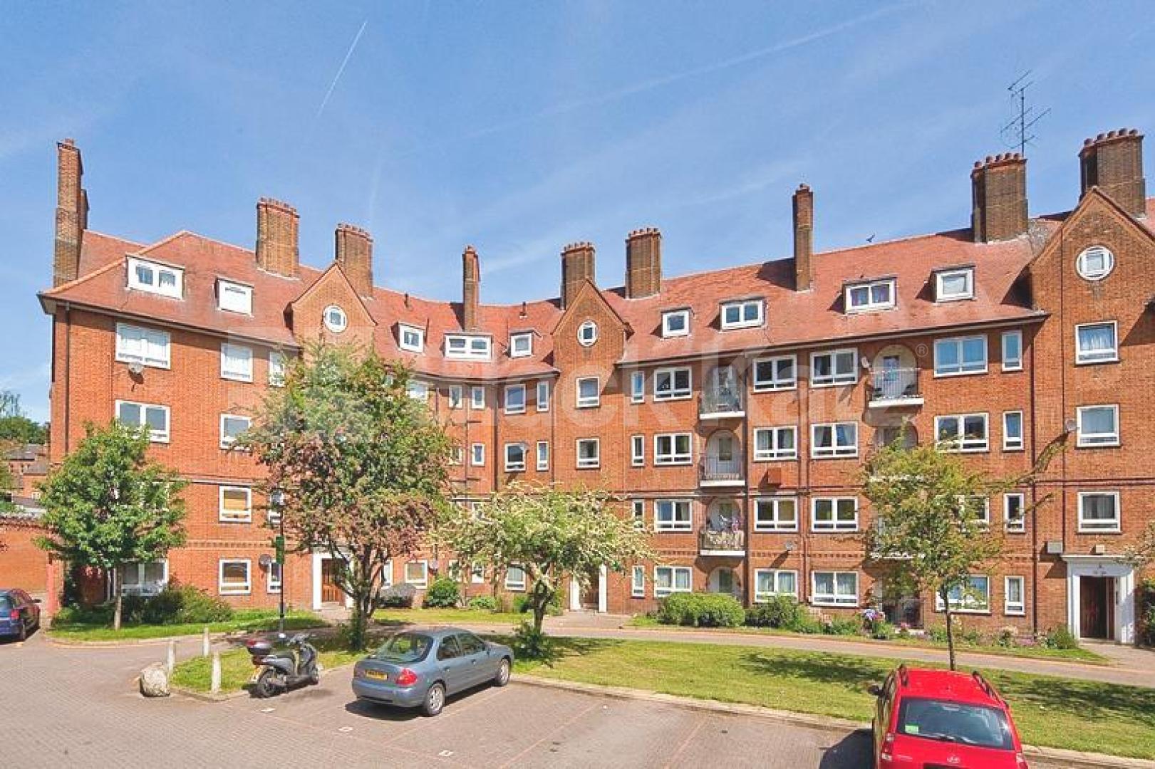			2 MINS. TO THE HEATH!, 2 Bedroom, 1 bath, 1 reception Flat			 South End Close, HAMPSTEAD HEATH