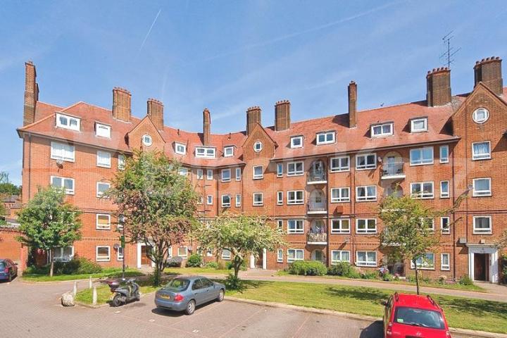 			2 MINS. TO THE HEATH!, 2 Bedroom, 1 bath, 1 reception Flat			 South End Close, HAMPSTEAD HEATH