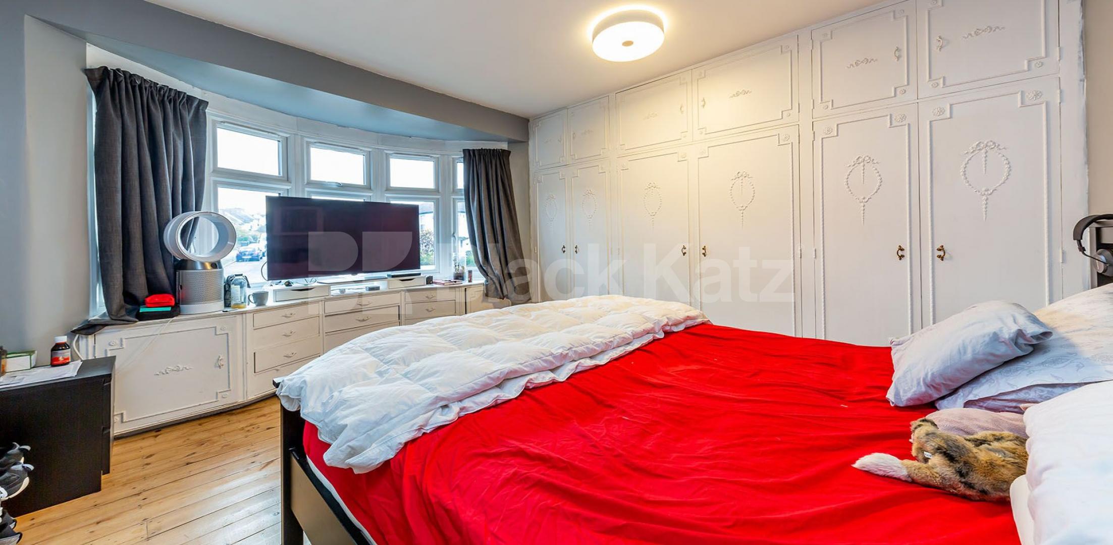 			3 Bedroom, 1 bath, 1 reception House			 Netherlands Road, East Barnet Village / Oakleigh Park