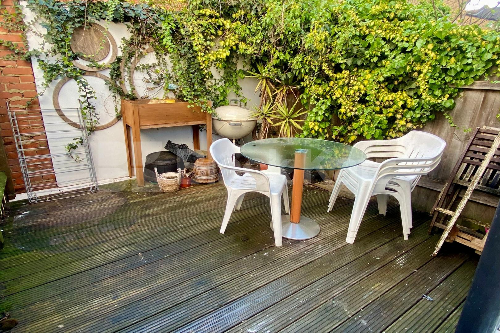 Flooded with natural light & offering 979 Sq Ft. of living & entertaining space Brading Road, Brixton