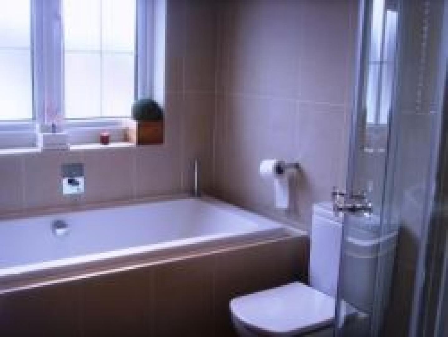 			4 Bedroom, 1 bath, 1 reception Flat			 Gladstone Park Gardens, CRICKLEWOOD