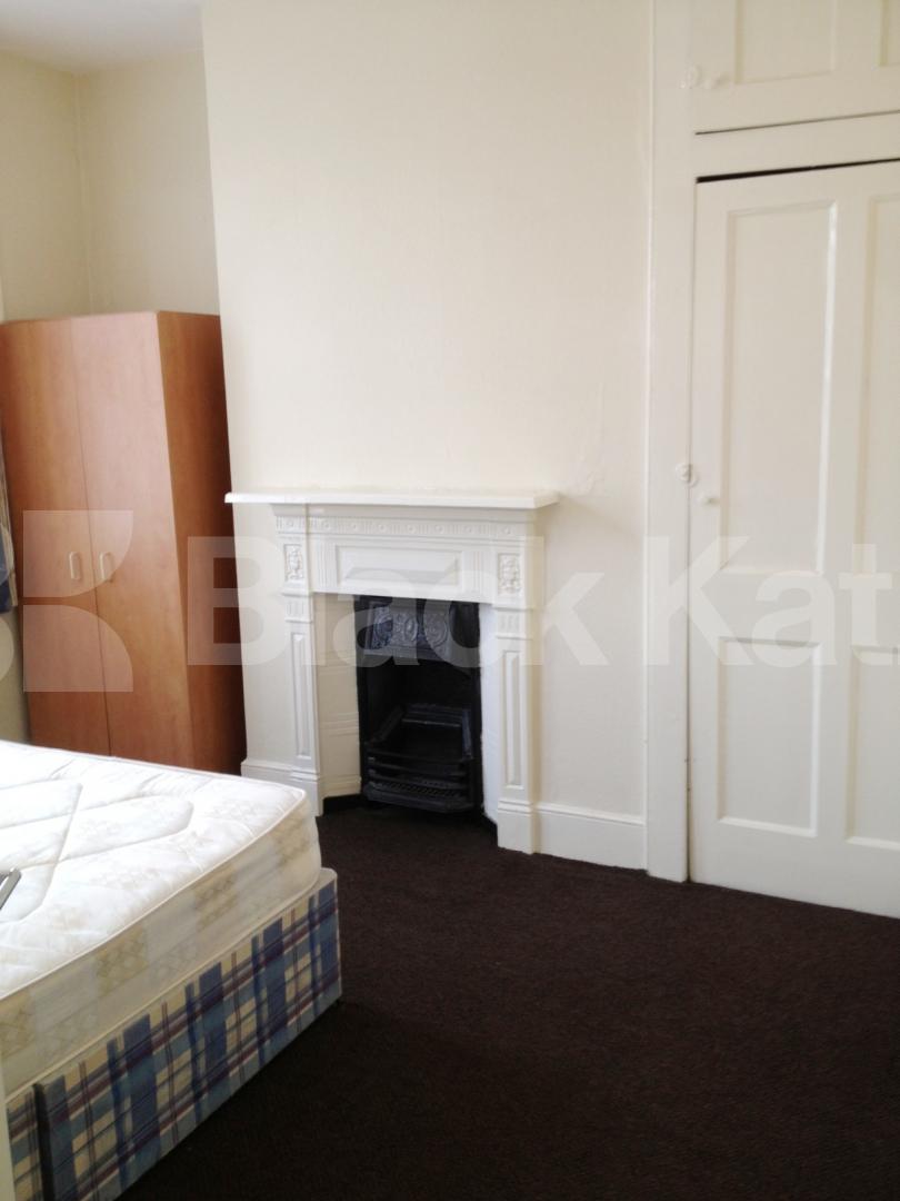 			NEW INSTRUCTION, 3 Bedroom, 1 bath, 1 reception Maisonette			 Silverthorne Road, Battersea Park