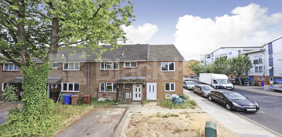 			UNDER OFFER , 3 Bedroom, 1 bath, 1 reception House			 Colegrove Road , Peckham 